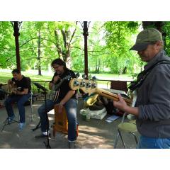 Muzicírování v parku: W&S Band a Duo RoHan
