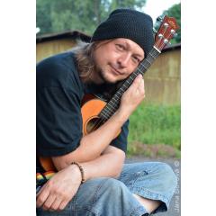 Workshop pod pergolou René Souček ukulele a kytara