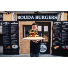 Soutěž v pojídání burgerů s Bouda Burgers