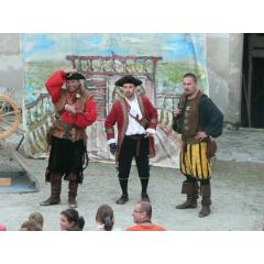 Bratři z Růže - šermířské divadelní představení na nádvoří hradu
